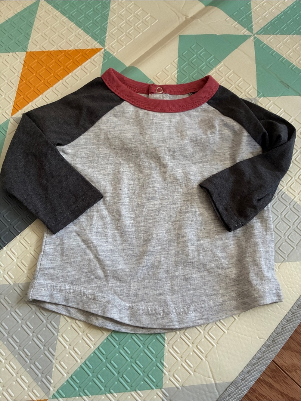 20/25$ 🧸 Long-Sleeve Top - Gray Body with Black Sleeves and Maroon Neck